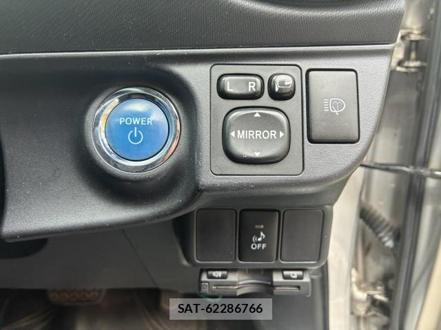 Toyota AQUA 2013-08 8379868-7