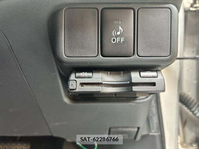 Toyota AQUA 2013-08 8379868-9