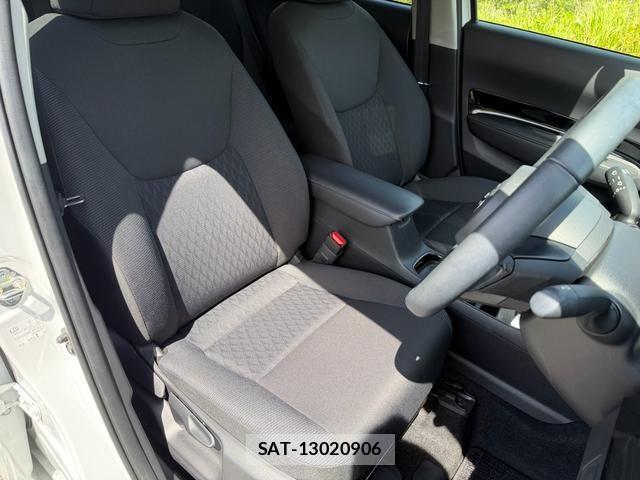 Toyota AQUA 2023-09 8379949-3