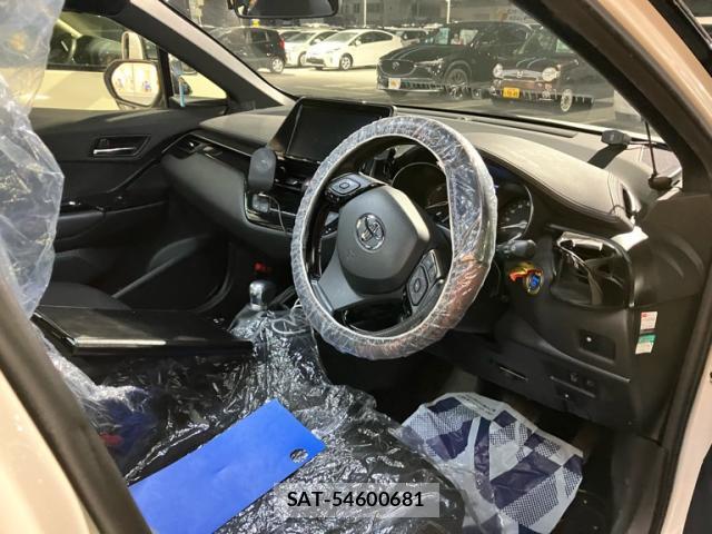 Toyota C-HR 2018-08 8379009-10