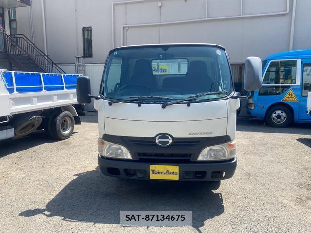 Hino DUTRO 2013-11 8379389-1