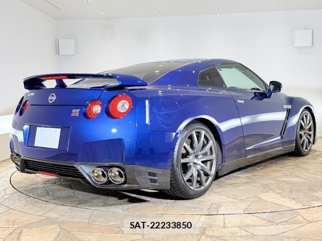 Nissan GT-R 2011-01 8379542-2