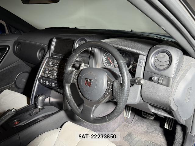 Nissan GT-R 2011-01 8379542-3
