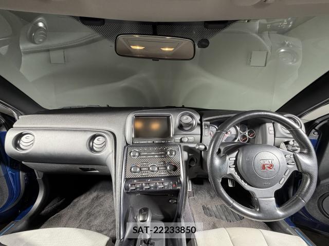 Nissan GT-R 2011-01 8379542-5