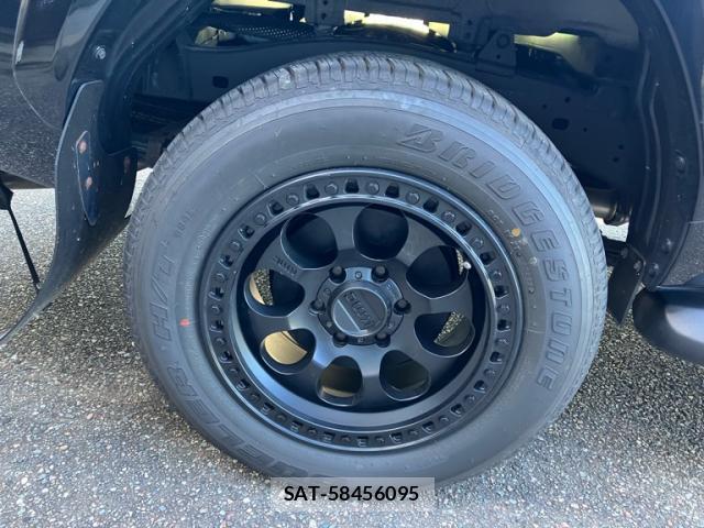 Toyota HILUX 2023-06 8379834-12