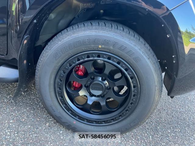 Toyota HILUX 2023-06 8379834-13