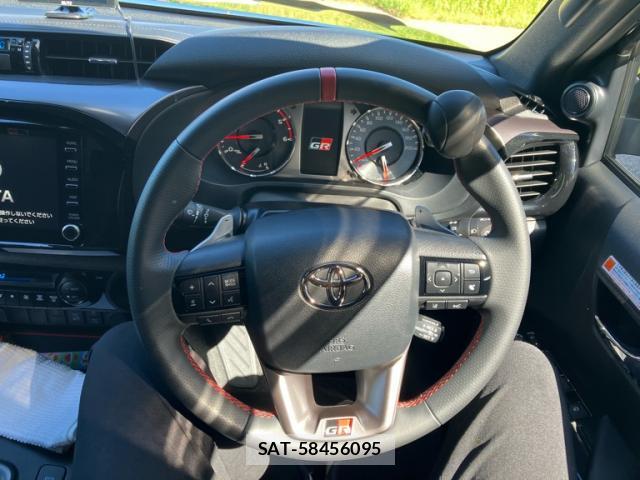 Toyota HILUX 2023-06 8379834-16