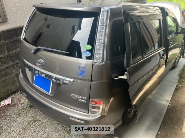 Toyota ISIS 2012-07 8379048-1