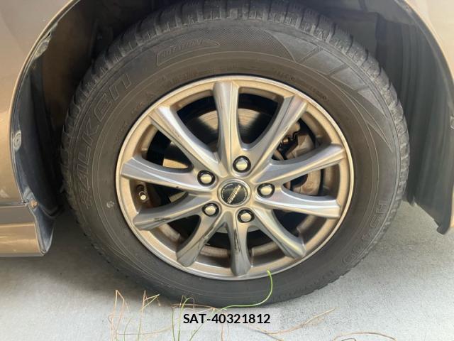 Toyota ISIS 2012-07 8379048-12