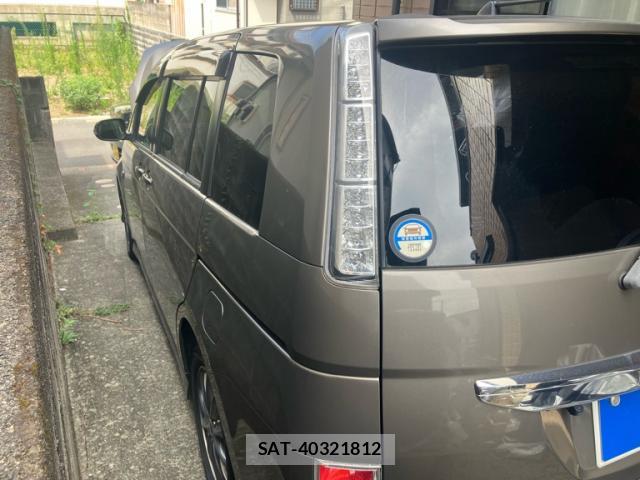 Toyota ISIS 2012-07 8379048-13