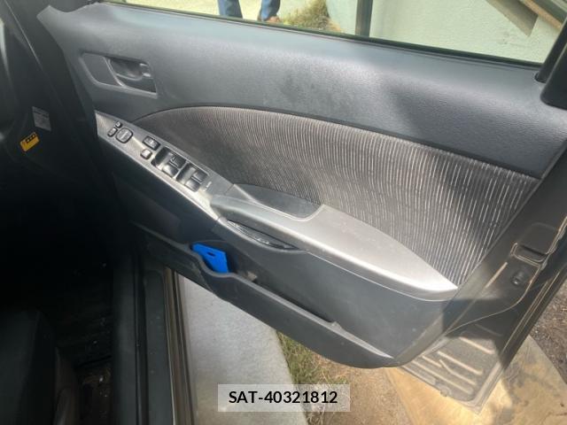 Toyota ISIS 2012-07 8379048-3