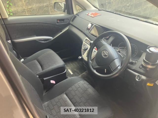 Toyota ISIS 2012-07 8379048-4
