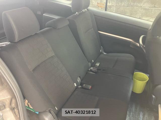 Toyota ISIS 2012-07 8379048-5