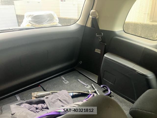 Toyota ISIS 2012-07 8379048-6