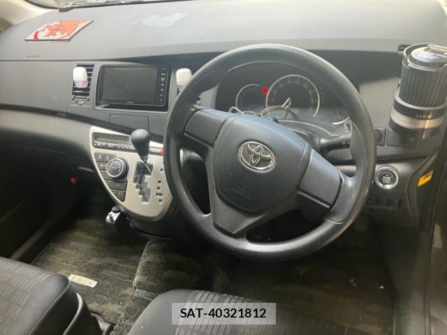Toyota ISIS 2012-07 8379048-7
