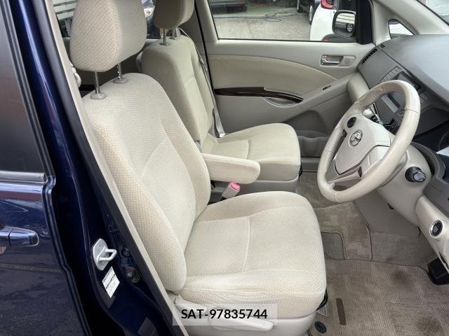 Toyota ISIS 2013-06 8379255-10