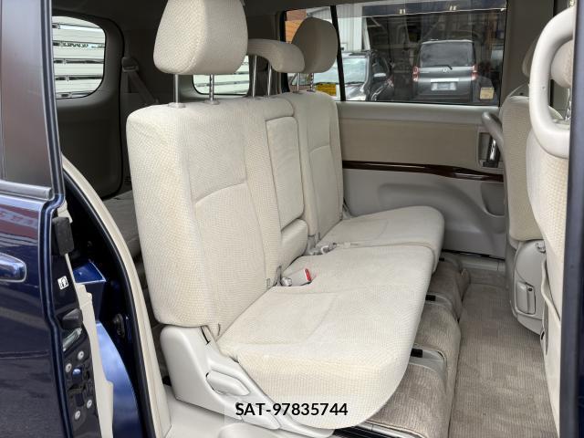 Toyota ISIS 2013-06 8379255-11