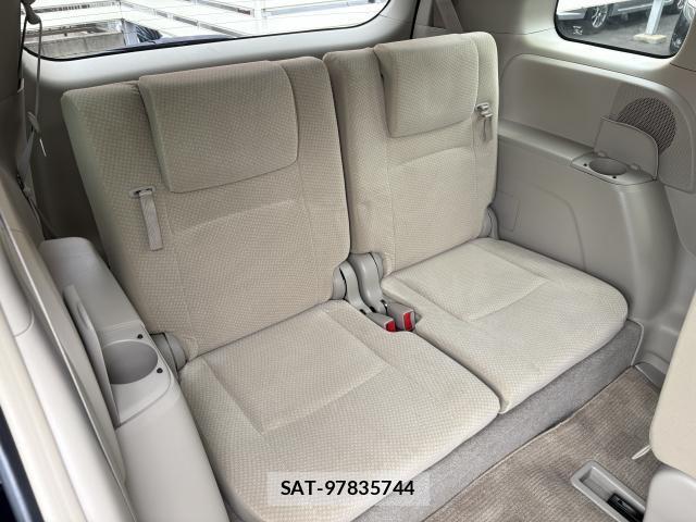 Toyota ISIS 2013-06 8379255-12