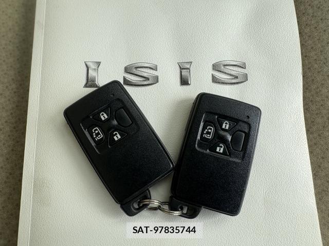 Toyota ISIS 2013-06 8379255-14