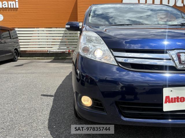 Toyota ISIS 2013-06 8379255-16