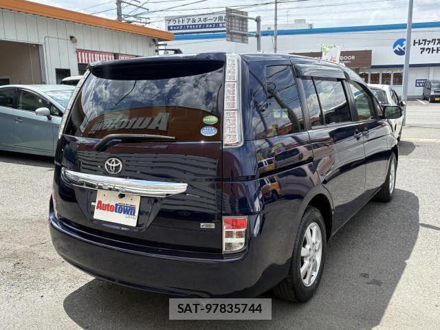 Toyota ISIS 2013-06 8379255-17