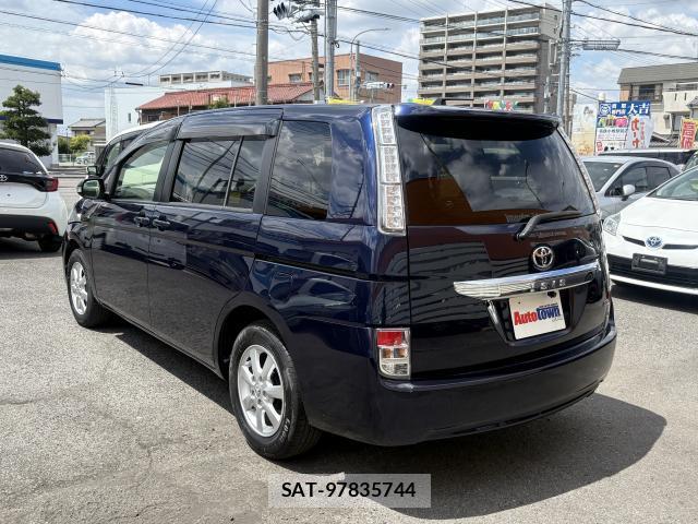 Toyota ISIS 2013-06 8379255-2