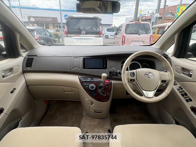 Toyota ISIS 2013-06 8379255-3
