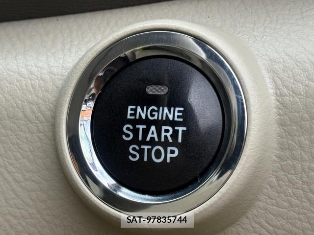Toyota ISIS 2013-06 8379255-5