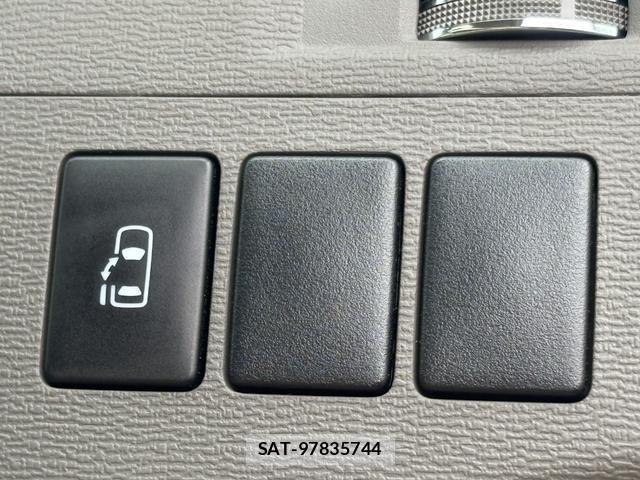 Toyota ISIS 2013-06 8379255-6