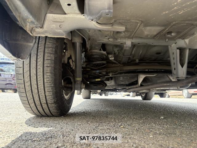 Toyota ISIS 2013-06 8379255-7