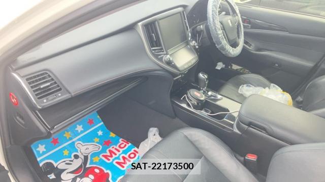 Toyota KLUGER HYBRID 2013-10 8379045-18