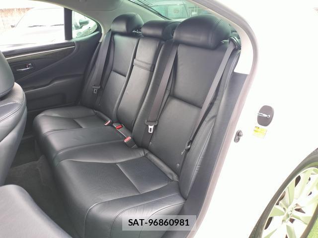 Lexus LS 2011-08 8379480-10