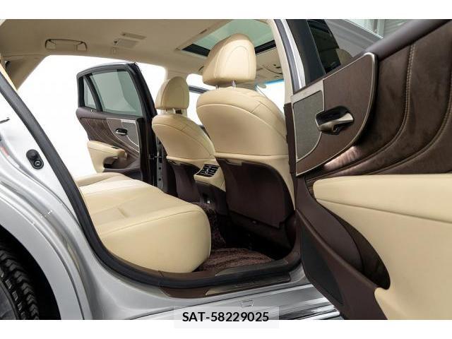 Lexus LS 2018-09 8379596-13
