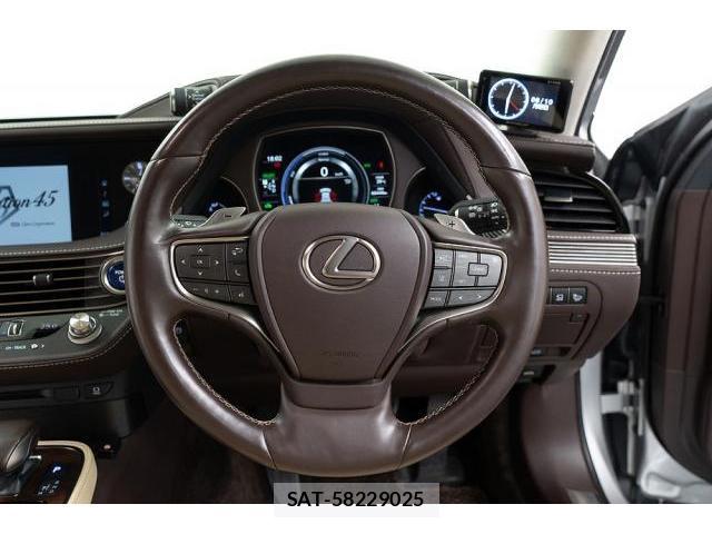 Lexus LS 2018-09 8379596-18