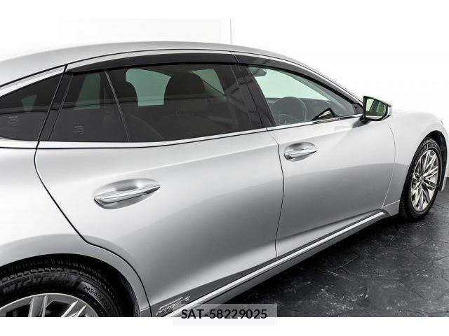 Lexus LS 2018-09 8379596-9