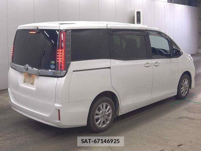 Toyota NOAH 2017-11 8378857-1