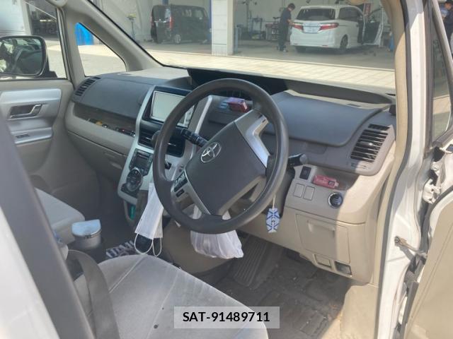 Toyota NOAH 2011-03 8378934-14
