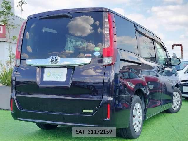 Toyota NOAH 2016-06 8379215-1