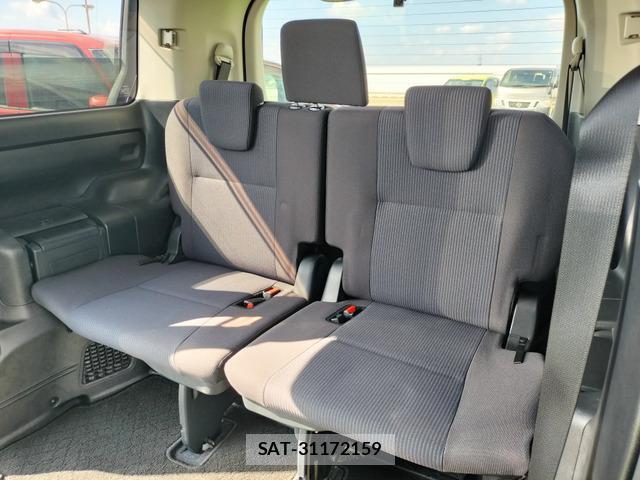 Toyota NOAH 2016-06 8379215-12