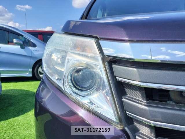 Toyota NOAH 2016-06 8379215-19