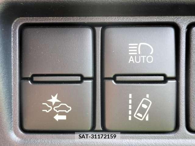 Toyota NOAH 2016-06 8379215-5