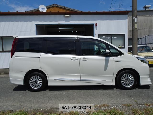 Toyota NOAH 2015-05 8379554-2