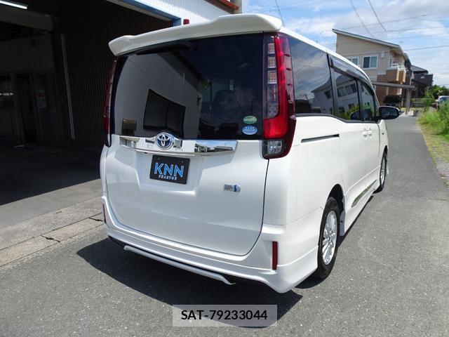 Toyota NOAH 2015-05 8379554-3