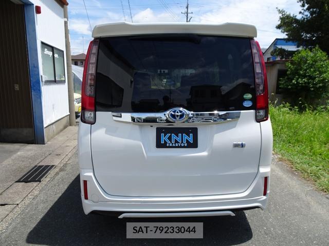 Toyota NOAH 2015-05 8379554-7
