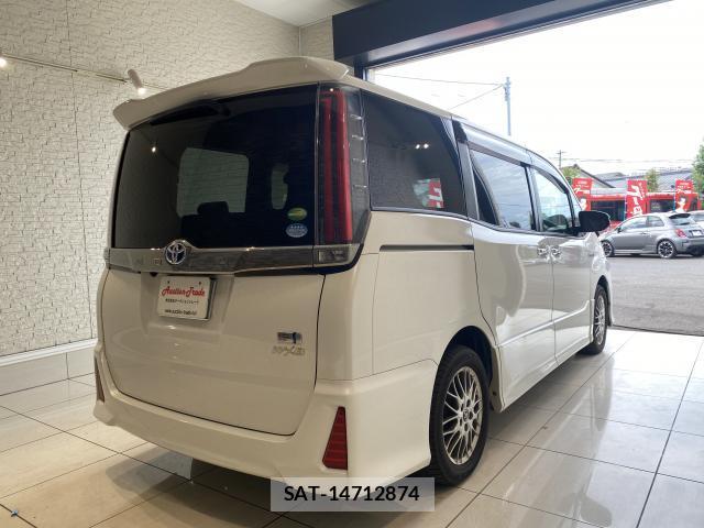 Toyota NOAH 2018-11 8379882-1