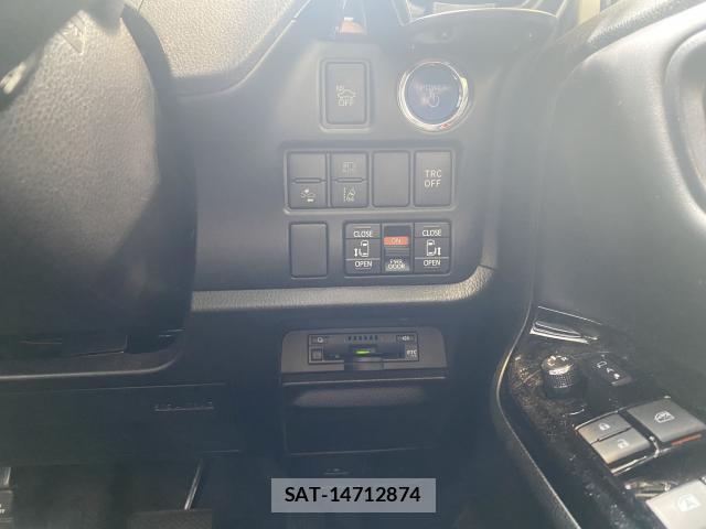 Toyota NOAH 2018-11 8379882-11