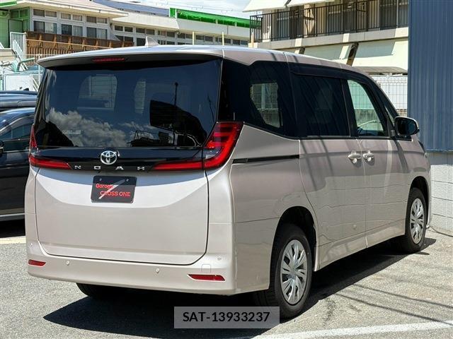 Toyota NOAH 2023-07 8379908-1