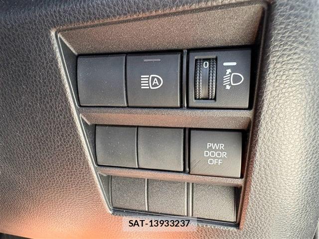 Toyota NOAH 2023-07 8379908-12