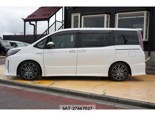 Toyota NOAH 2017-12 8379922-1