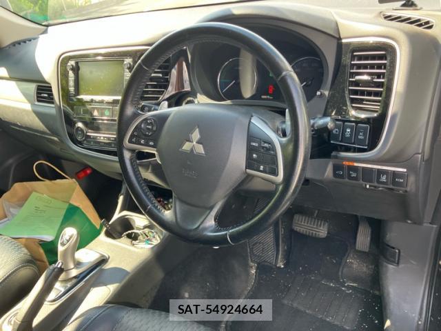 Mitsubishi OUTLANDER PHEV 2014-06 8378931-9
